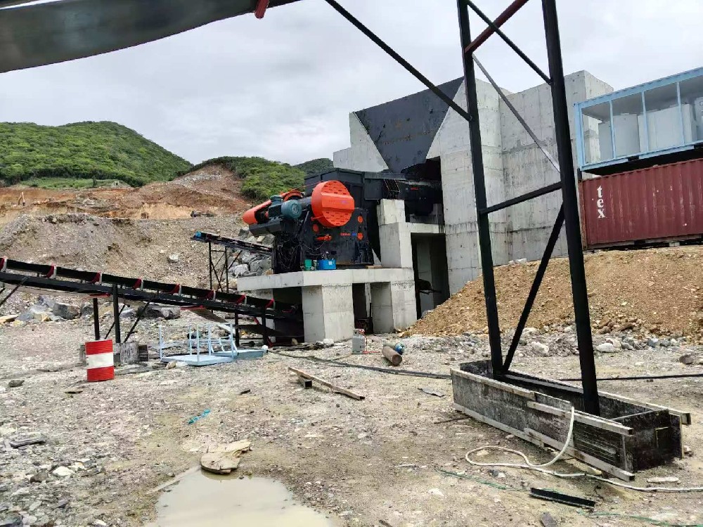 A customer from Vietnam purchased a mobile crusher from  Shifu Environmental  Company, which can crush 200 tons per hour.