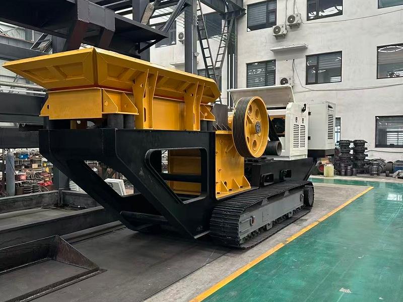 Crawler mobile crushing station